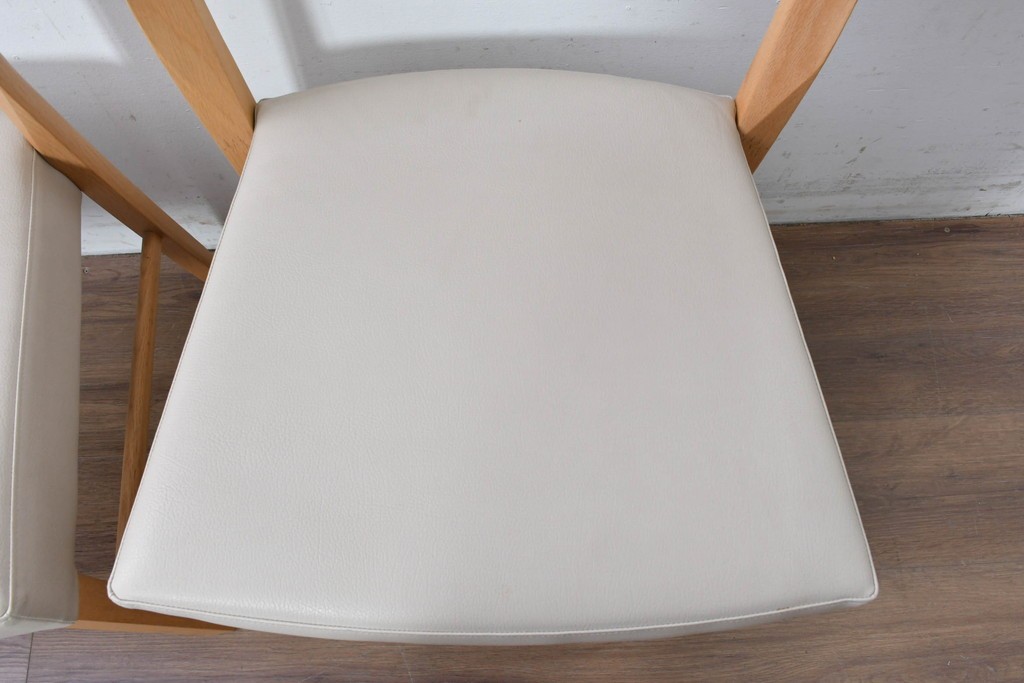 中古　美品　カリモク家具(karimoku)　オーク材　フェイクレザー　優しい曲線の背もたれが心地よいダイニングチェア2脚セット　定価(2脚合計)約13万円　(R-087338)