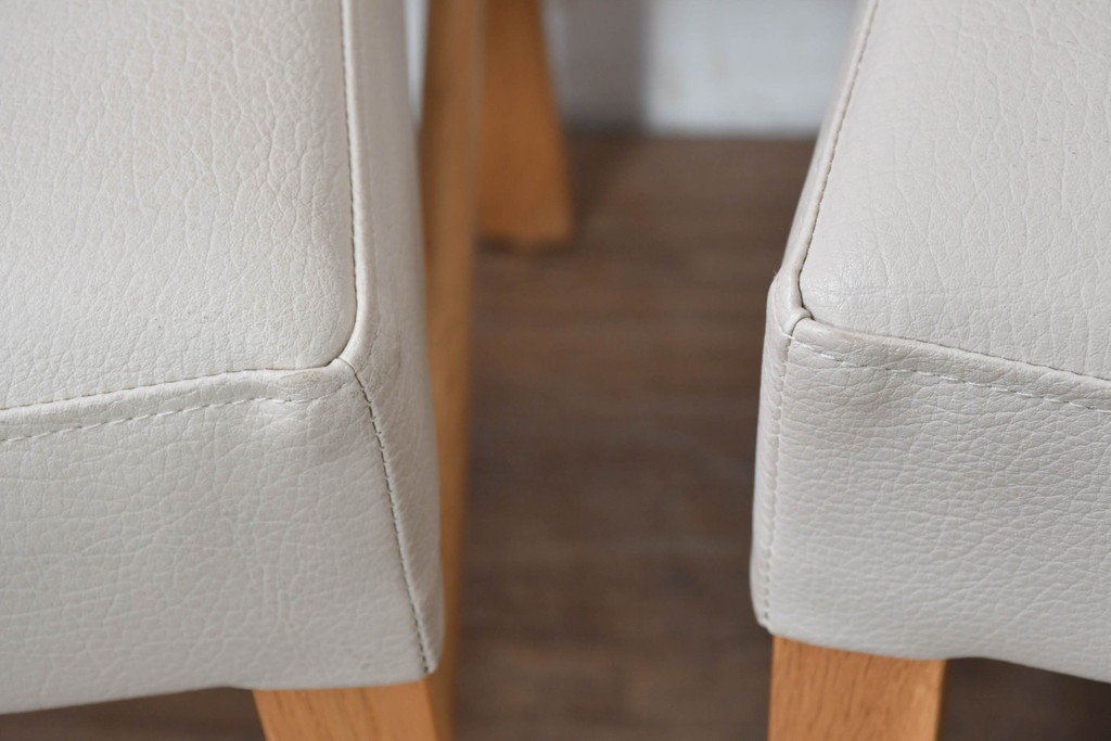 中古　美品　カリモク家具(karimoku)　オーク材　フェイクレザー　優しい曲線の背もたれが心地よいダイニングチェア2脚セット　定価(2脚合計)約13万円　(R-087338)