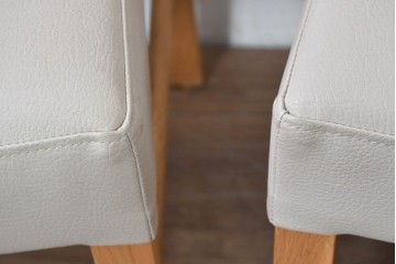 中古　美品　カリモク家具(karimoku)　オーク材　フェイクレザー　優しい曲線の背もたれが心地よいダイニングチェア2脚セット　定価(2脚合計)約13万円　(R-087338)