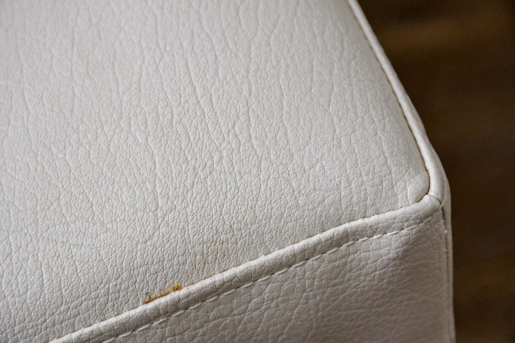 中古　美品　カリモク家具(karimoku)　オーク材　フェイクレザー　優しい曲線の背もたれが心地よいダイニングチェア2脚セット　定価(2脚合計)約13万円　(R-087338)