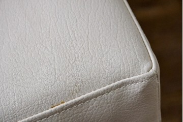 中古　美品　カリモク家具(karimoku)　オーク材　フェイクレザー　優しい曲線の背もたれが心地よいダイニングチェア2脚セット　定価(2脚合計)約13万円　(R-087338)