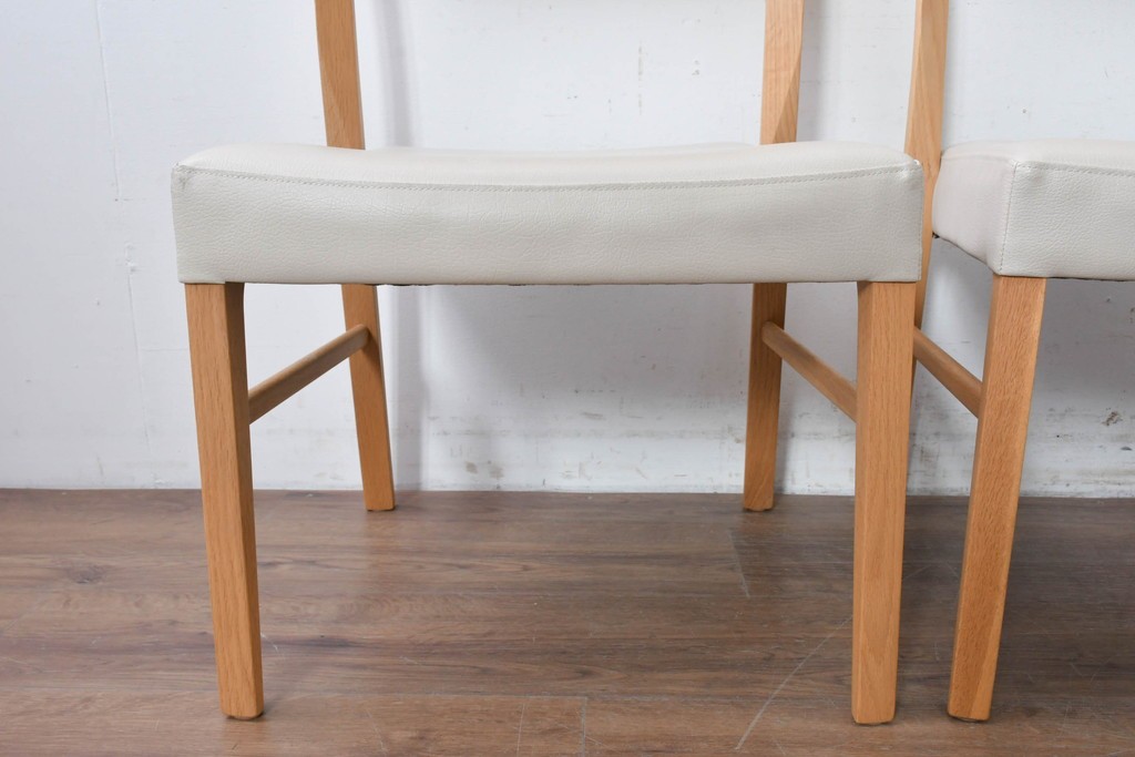 中古　美品　カリモク家具(karimoku)　オーク材　フェイクレザー　優しい曲線の背もたれが心地よいダイニングチェア2脚セット　定価(2脚合計)約13万円　(R-087338)