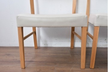 中古　美品　カリモク家具(karimoku)　オーク材　フェイクレザー　優しい曲線の背もたれが心地よいダイニングチェア2脚セット　定価(2脚合計)約13万円　(R-087338)