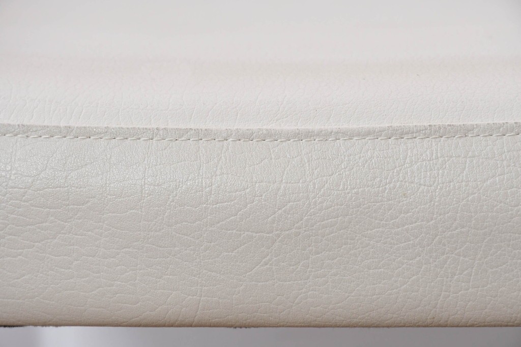 中古　美品　カリモク家具(karimoku)　オーク材　フェイクレザー　優しい曲線の背もたれが心地よいダイニングチェア2脚セット　定価(2脚合計)約13万円　(R-087338)