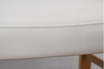 中古　美品　カリモク家具(karimoku)　オーク材　フェイクレザー　優しい曲線の背もたれが心地よいダイニングチェア2脚セット　定価(2脚合計)約13万円　(R-087338)