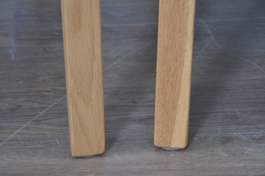 中古　美品　カリモク家具(karimoku)　オーク材　フェイクレザー　優しい曲線の背もたれが心地よいダイニングチェア2脚セット　定価(2脚合計)約13万円　(R-087338)