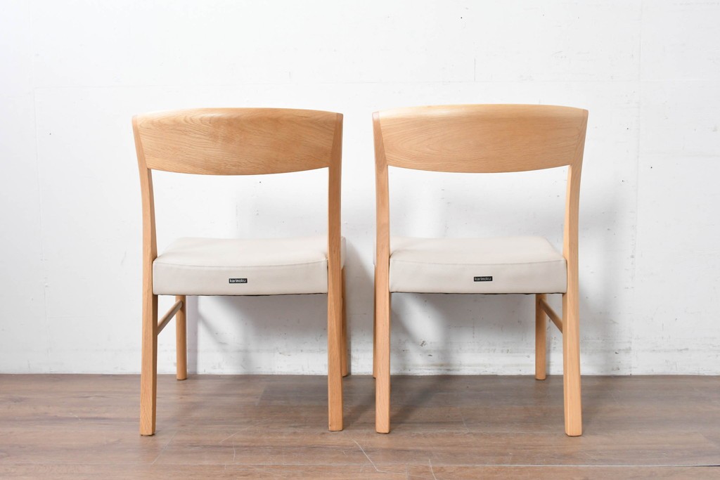 中古　美品　カリモク家具(karimoku)　オーク材　フェイクレザー　優しい曲線の背もたれが心地よいダイニングチェア2脚セット　定価(2脚合計)約13万円　(R-087338)