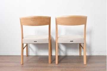 中古　美品　カリモク家具(karimoku)　オーク材　フェイクレザー　優しい曲線の背もたれが心地よいダイニングチェア2脚セット　定価(2脚合計)約13万円　(R-087338)