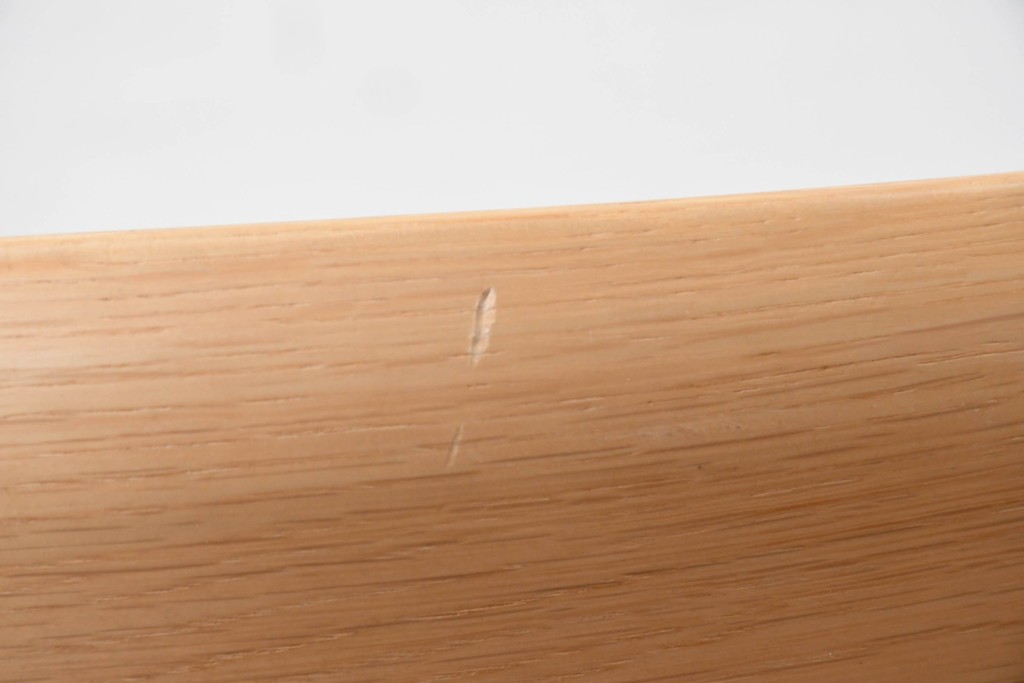 中古　美品　カリモク家具(karimoku)　オーク材　フェイクレザー　優しい曲線の背もたれが心地よいダイニングチェア2脚セット　定価(2脚合計)約13万円　(R-087338)