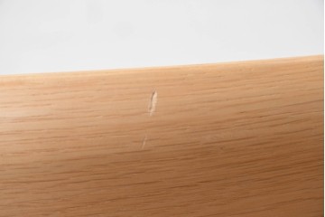 中古　美品　カリモク家具(karimoku)　オーク材　フェイクレザー　優しい曲線の背もたれが心地よいダイニングチェア2脚セット　定価(2脚合計)約13万円　(R-087338)