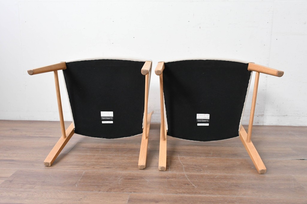 中古　美品　カリモク家具(karimoku)　オーク材　フェイクレザー　優しい曲線の背もたれが心地よいダイニングチェア2脚セット　定価(2脚合計)約13万円　(R-087338)
