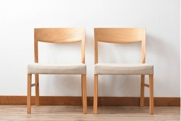 中古　美品　カリモク家具(karimoku)　オーク材　フェイクレザー　優しい曲線の背もたれが心地よいダイニングチェア2脚セット　定価(2脚合計)約13万円　(R-087338)