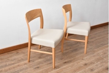 中古　美品　カリモク家具(karimoku)　オーク材　フェイクレザー　優しい曲線の背もたれが心地よいダイニングチェア2脚セット　定価(2脚合計)約13万円　(R-087338)