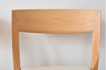 中古　美品　カリモク家具(karimoku)　オーク材　フェイクレザー　優しい曲線の背もたれが心地よいダイニングチェア2脚セット　定価(2脚合計)約13万円　(R-087338)