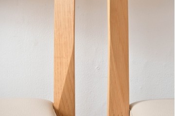 中古　美品　カリモク家具(karimoku)　オーク材　フェイクレザー　優しい曲線の背もたれが心地よいダイニングチェア2脚セット　定価(2脚合計)約13万円　(R-087338)