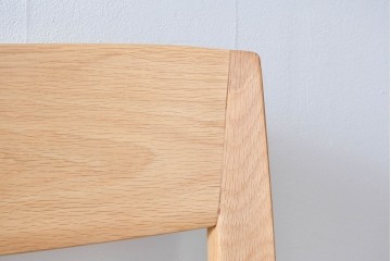 中古　美品　カリモク家具(karimoku)　オーク材　フェイクレザー　優しい曲線の背もたれが心地よいダイニングチェア2脚セット　定価(2脚合計)約13万円　(R-087338)