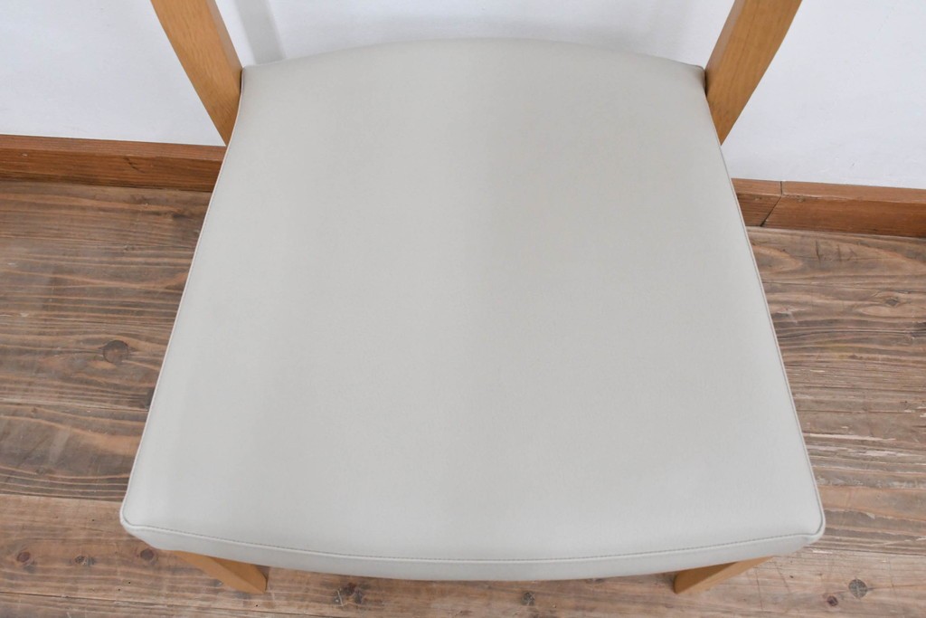中古　美品　カリモク家具(karimoku)　オーク材　フェイクレザー　優しい曲線の背もたれが心地よいダイニングチェア2脚セット　定価(2脚合計)約13万円　(R-087338)