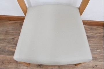 中古　美品　カリモク家具(karimoku)　オーク材　フェイクレザー　優しい曲線の背もたれが心地よいダイニングチェア2脚セット　定価(2脚合計)約13万円　(R-087338)
