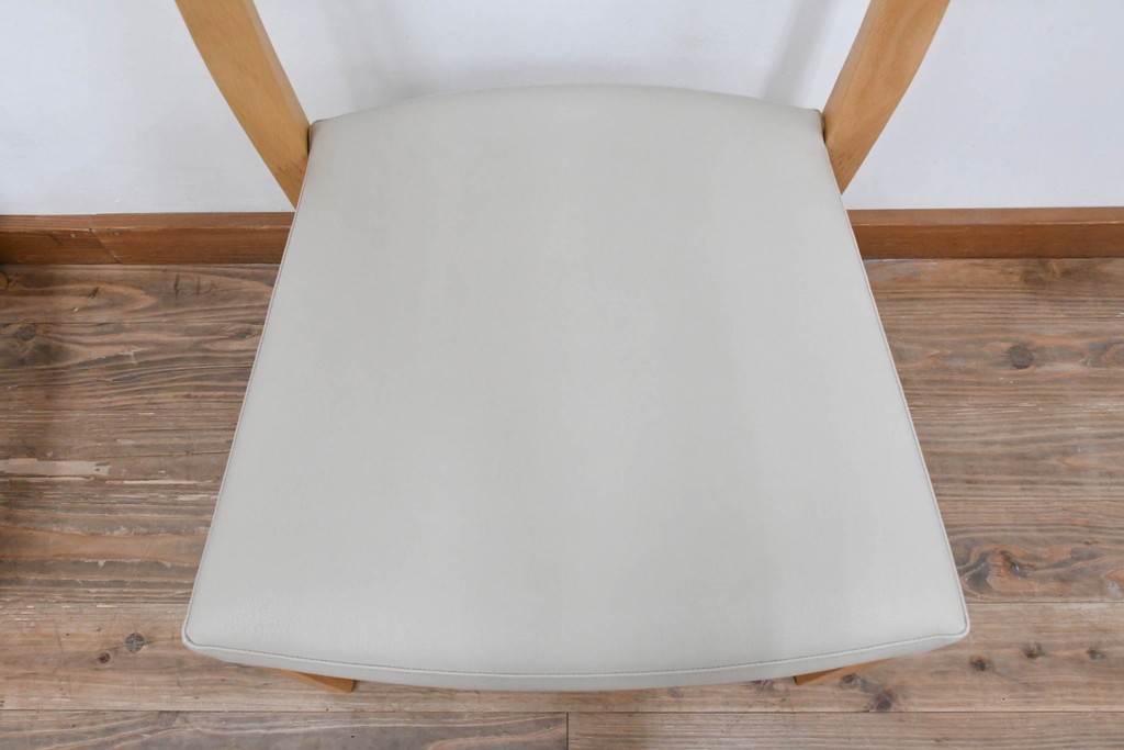 中古　美品　カリモク家具(karimoku)　オーク材　フェイクレザー　優しい曲線の背もたれが心地よいダイニングチェア2脚セット　定価(2脚合計)約13万円　(R-087338)