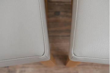 中古　美品　カリモク家具(karimoku)　オーク材　フェイクレザー　優しい曲線の背もたれが心地よいダイニングチェア2脚セット　定価(2脚合計)約13万円　(R-087338)