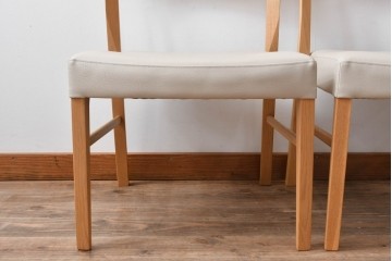 中古　美品　カリモク家具(karimoku)　オーク材　フェイクレザー　優しい曲線の背もたれが心地よいダイニングチェア2脚セット　定価(2脚合計)約13万円　(R-087338)
