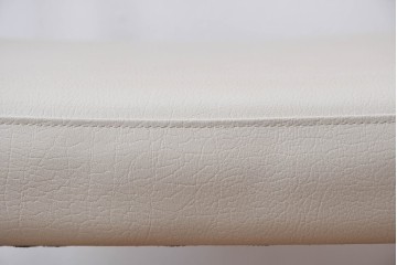 中古　美品　カリモク家具(karimoku)　オーク材　フェイクレザー　優しい曲線の背もたれが心地よいダイニングチェア2脚セット　定価(2脚合計)約13万円　(R-087338)