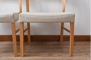 中古　美品　カリモク家具(karimoku)　オーク材　フェイクレザー　優しい曲線の背もたれが心地よいダイニングチェア2脚セット　定価(2脚合計)約13万円　(R-087338)