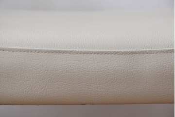 中古　美品　カリモク家具(karimoku)　オーク材　フェイクレザー　優しい曲線の背もたれが心地よいダイニングチェア2脚セット　定価(2脚合計)約13万円　(R-087338)