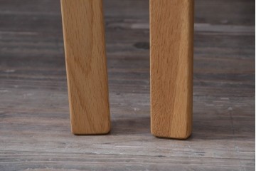 中古　美品　カリモク家具(karimoku)　オーク材　フェイクレザー　優しい曲線の背もたれが心地よいダイニングチェア2脚セット　定価(2脚合計)約13万円　(R-087338)