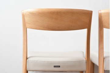 中古　美品　カリモク家具(karimoku)　オーク材　フェイクレザー　優しい曲線の背もたれが心地よいダイニングチェア2脚セット　定価(2脚合計)約13万円　(R-087338)