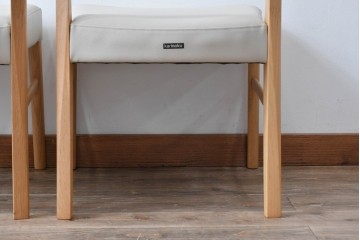 中古　美品　カリモク家具(karimoku)　オーク材　フェイクレザー　優しい曲線の背もたれが心地よいダイニングチェア2脚セット　定価(2脚合計)約13万円　(R-087338)