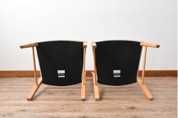中古　美品　カリモク家具(karimoku)　オーク材　フェイクレザー　優しい曲線の背もたれが心地よいダイニングチェア2脚セット　定価(2脚合計)約13万円　(R-087338)