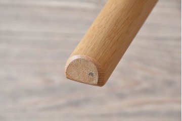中古　美品　カリモク家具(karimoku)　オーク材　フェイクレザー　優しい曲線の背もたれが心地よいダイニングチェア2脚セット　定価(2脚合計)約13万円　(R-087338)