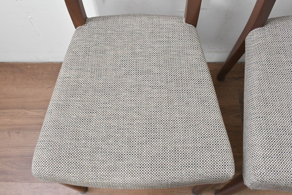 中古　カリモク家具(karimoku)　すっきりとした縦格子の背もたれが上品なダイニングチェア4脚セット　定価(4脚合計)約20万円　(R-087339)