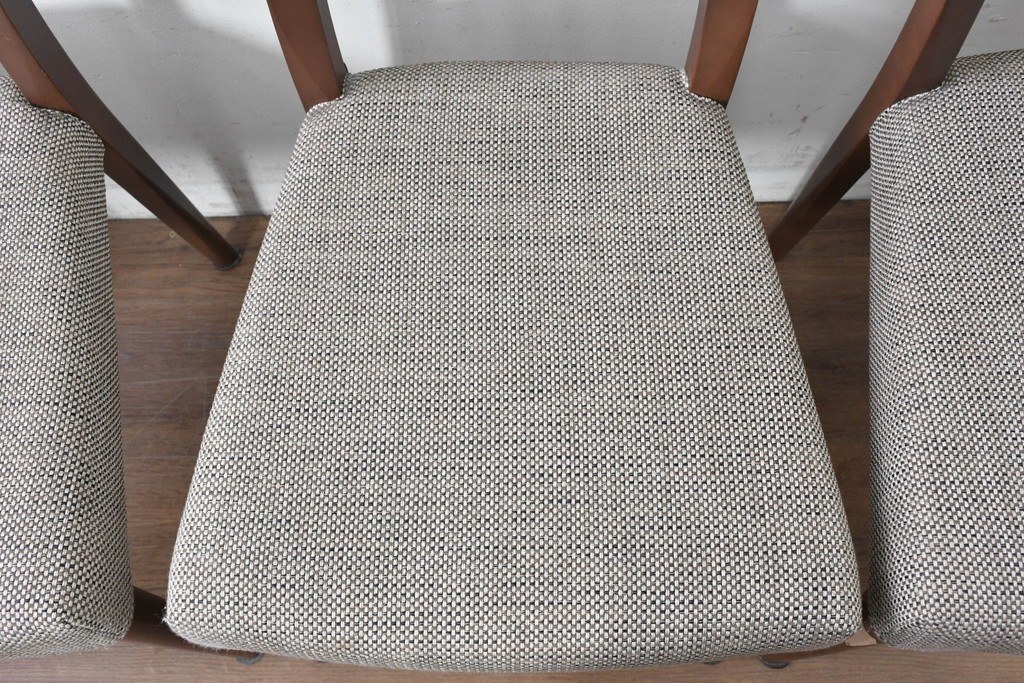 中古　カリモク家具(karimoku)　すっきりとした縦格子の背もたれが上品なダイニングチェア4脚セット　定価(4脚合計)約20万円　(R-087339)