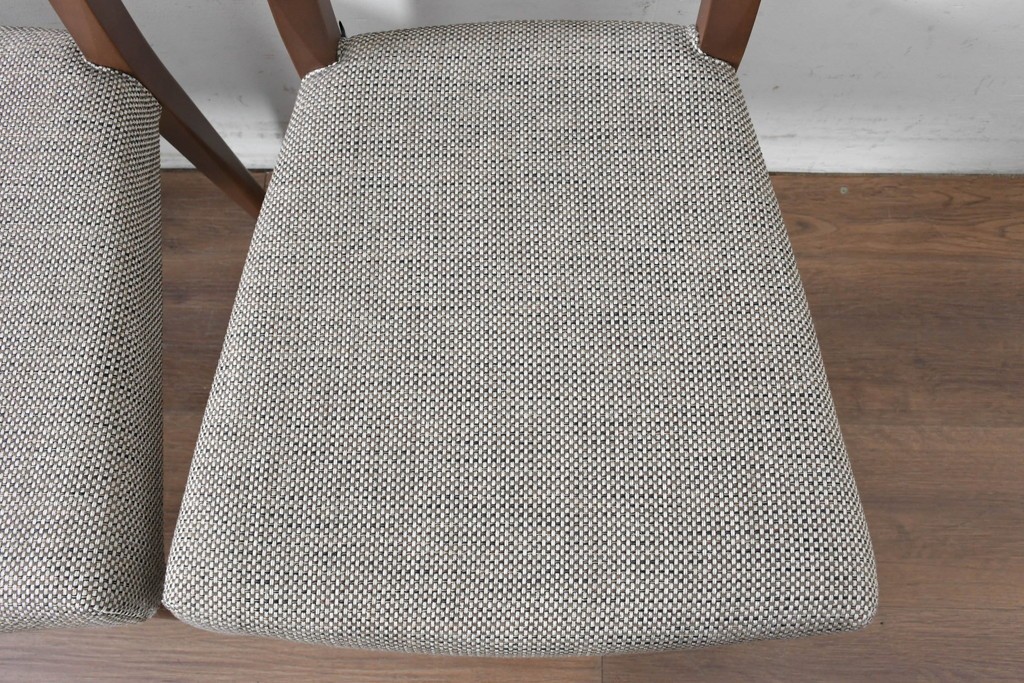 中古　カリモク家具(karimoku)　すっきりとした縦格子の背もたれが上品なダイニングチェア4脚セット　定価(4脚合計)約20万円　(R-087339)