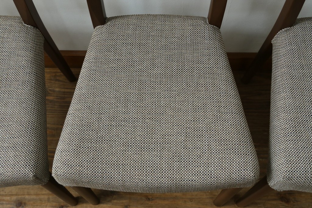 中古　カリモク家具(karimoku)　すっきりとした縦格子の背もたれが上品なダイニングチェア4脚セット　定価(4脚合計)約20万円　(R-087339)