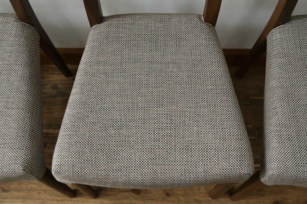 中古　カリモク家具(karimoku)　すっきりとした縦格子の背もたれが上品なダイニングチェア4脚セット　定価(4脚合計)約20万円　(R-087339)