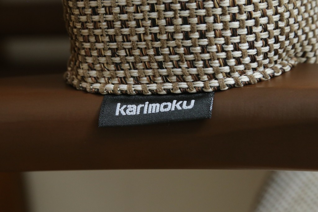 中古　カリモク家具(karimoku)　すっきりとした縦格子の背もたれが上品なダイニングチェア4脚セット　定価(4脚合計)約20万円　(R-087339)