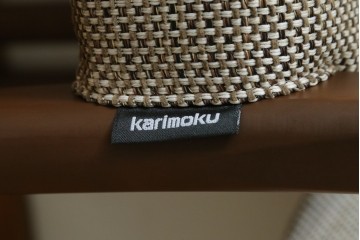 中古　カリモク家具(karimoku)　すっきりとした縦格子の背もたれが上品なダイニングチェア4脚セット　定価(4脚合計)約20万円　(R-087339)