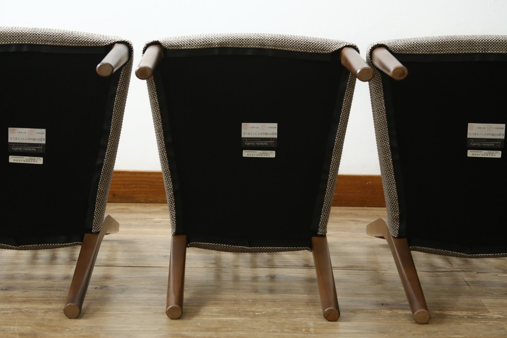 中古　カリモク家具(karimoku)　すっきりとした縦格子の背もたれが上品なダイニングチェア4脚セット　定価(4脚合計)約20万円　(R-087339)