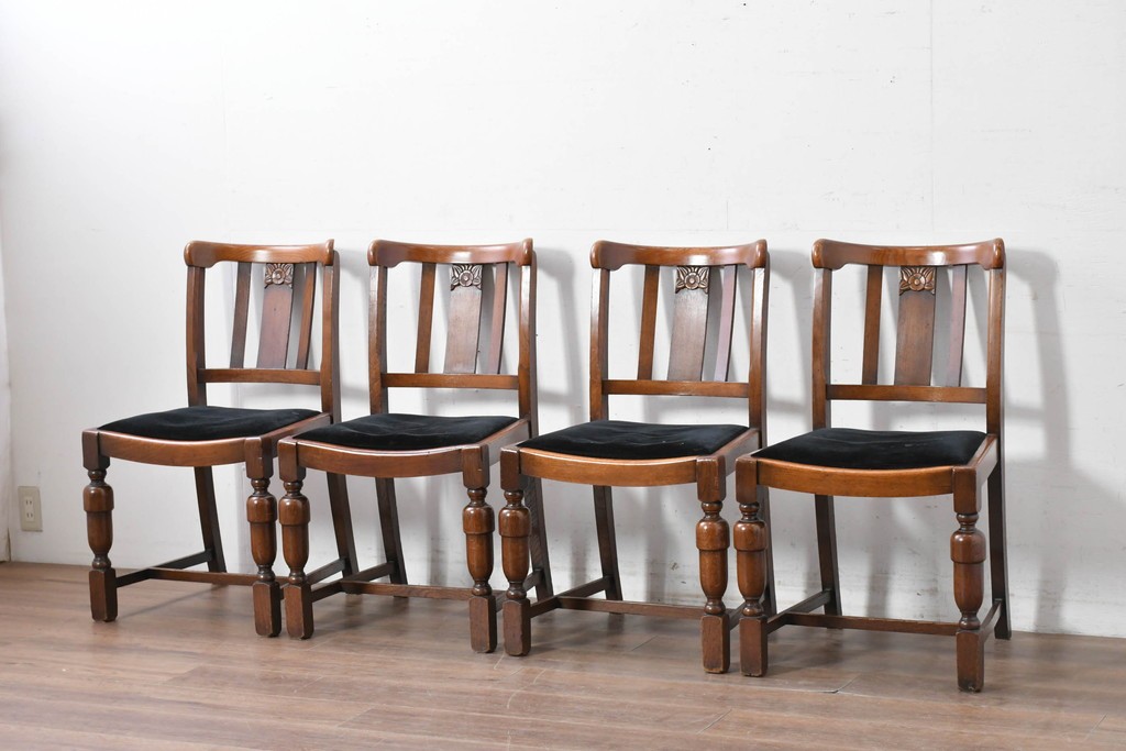 イギリスアンティーク　Lloyd’s Antiques(ロイズ・アンティークス)取り扱い　オーク材　花彫刻が引き立つダイニングチェア4脚セット　(R-087341)