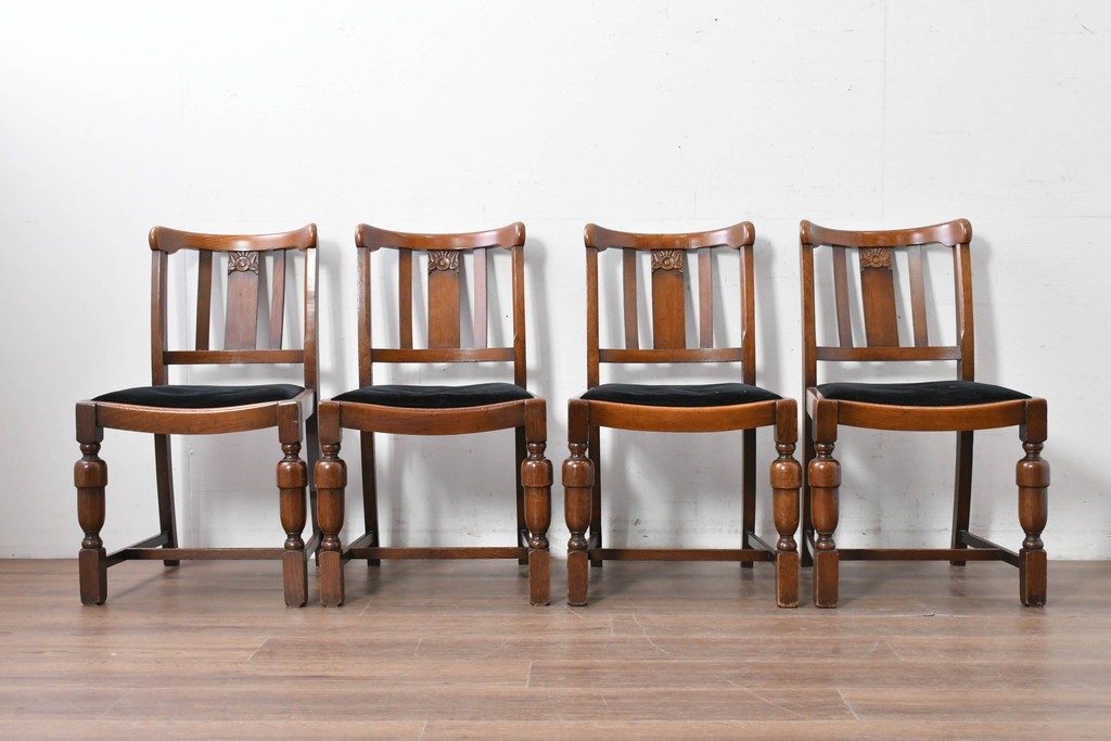 イギリスアンティーク　Lloyd’s Antiques(ロイズ・アンティークス)取り扱い　オーク材　花彫刻が引き立つダイニングチェア4脚セット　(R-087341)