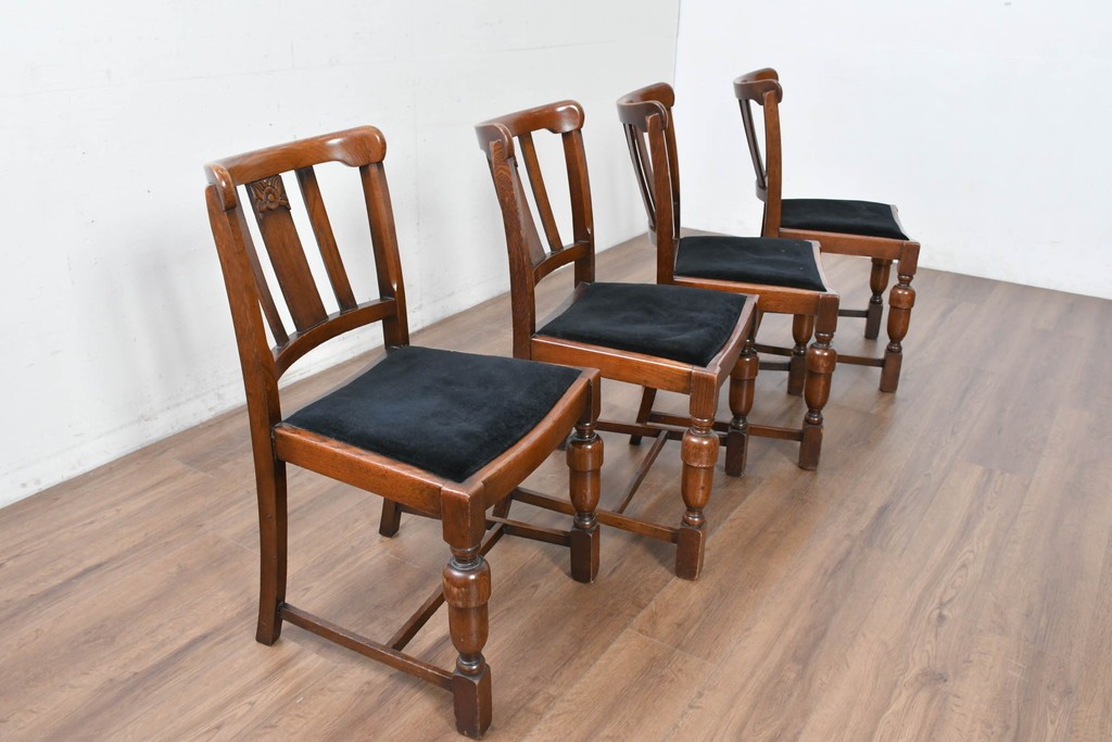 イギリスアンティーク　Lloyd’s Antiques(ロイズ・アンティークス)取り扱い　オーク材　花彫刻が引き立つダイニングチェア4脚セット　(R-087341)