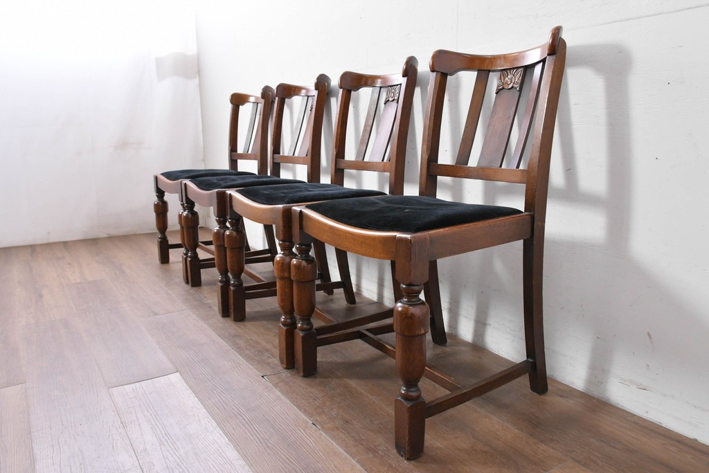 イギリスアンティーク　Lloyd’s Antiques(ロイズ・アンティークス)取り扱い　オーク材　花彫刻が引き立つダイニングチェア4脚セット　(R-087341)