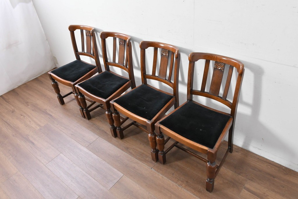 イギリスアンティーク　Lloyd’s Antiques(ロイズ・アンティークス)取り扱い　オーク材　花彫刻が引き立つダイニングチェア4脚セット　(R-087341)