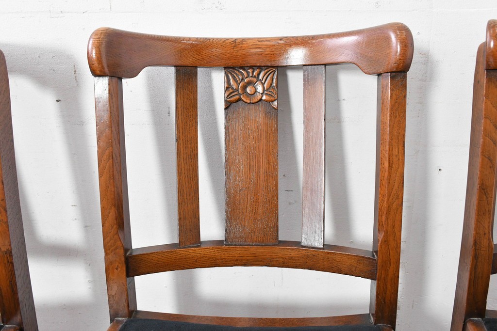 イギリスアンティーク　Lloyd’s Antiques(ロイズ・アンティークス)取り扱い　オーク材　花彫刻が引き立つダイニングチェア4脚セット　(R-087341)