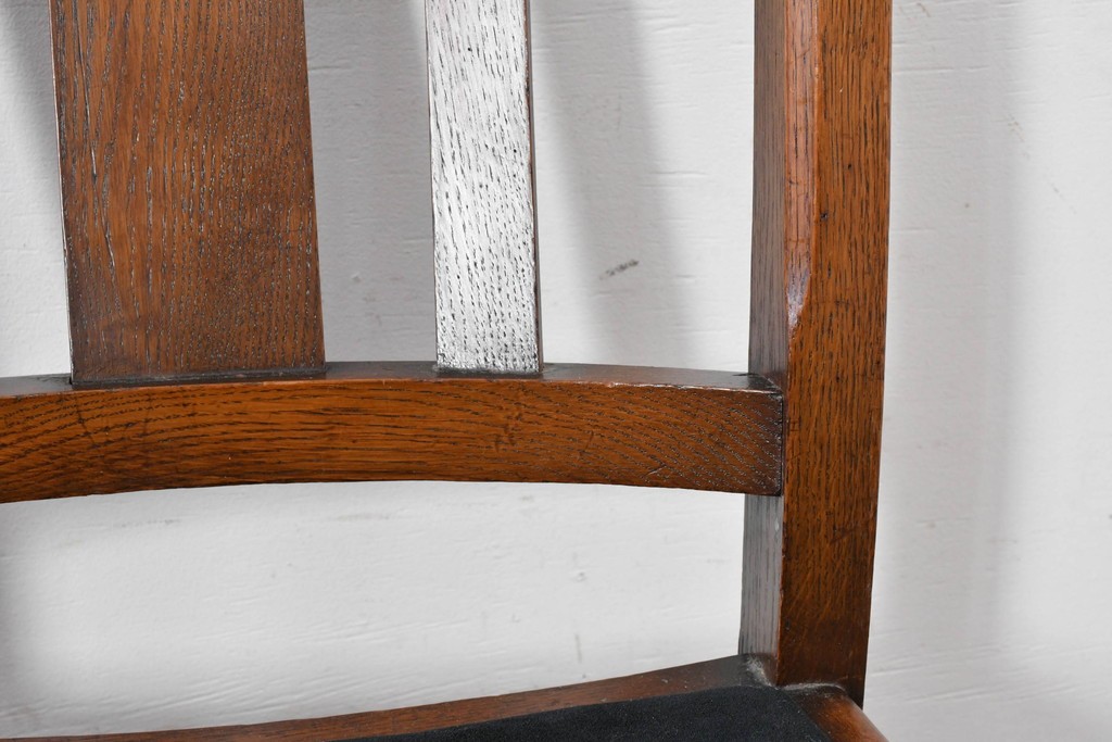 イギリスアンティーク　Lloyd’s Antiques(ロイズ・アンティークス)取り扱い　オーク材　花彫刻が引き立つダイニングチェア4脚セット　(R-087341)