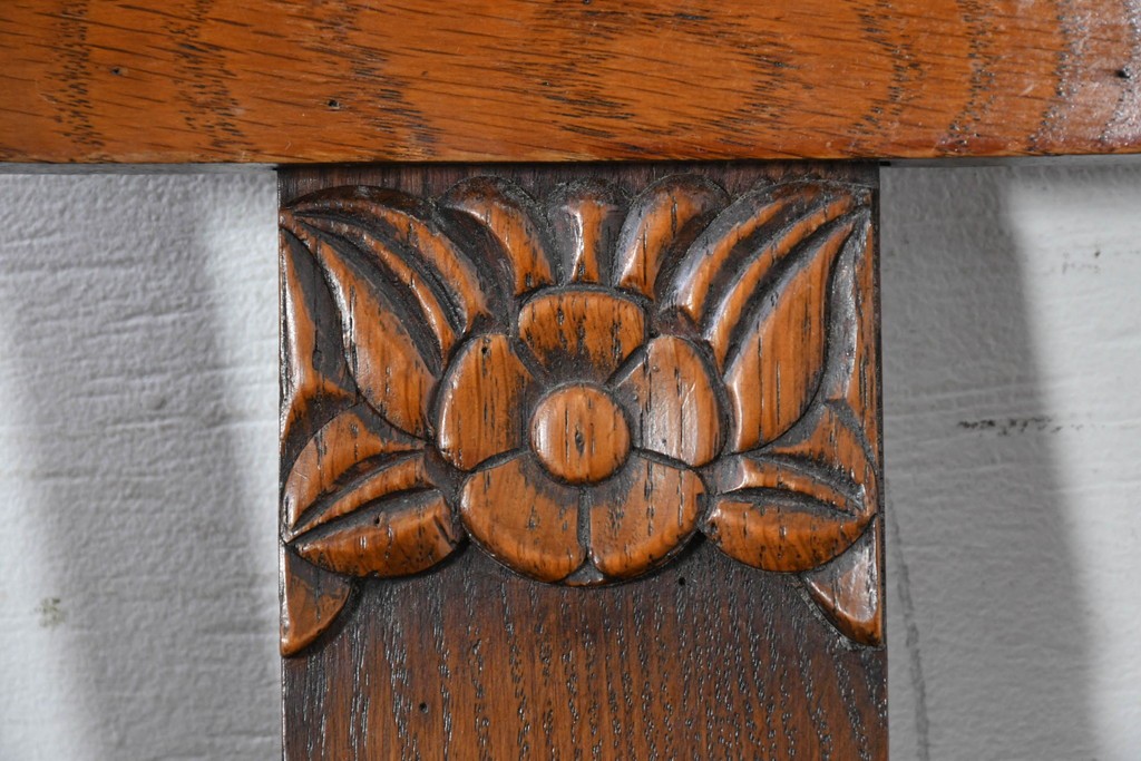 イギリスアンティーク　Lloyd’s Antiques(ロイズ・アンティークス)取り扱い　オーク材　花彫刻が引き立つダイニングチェア4脚セット　(R-087341)