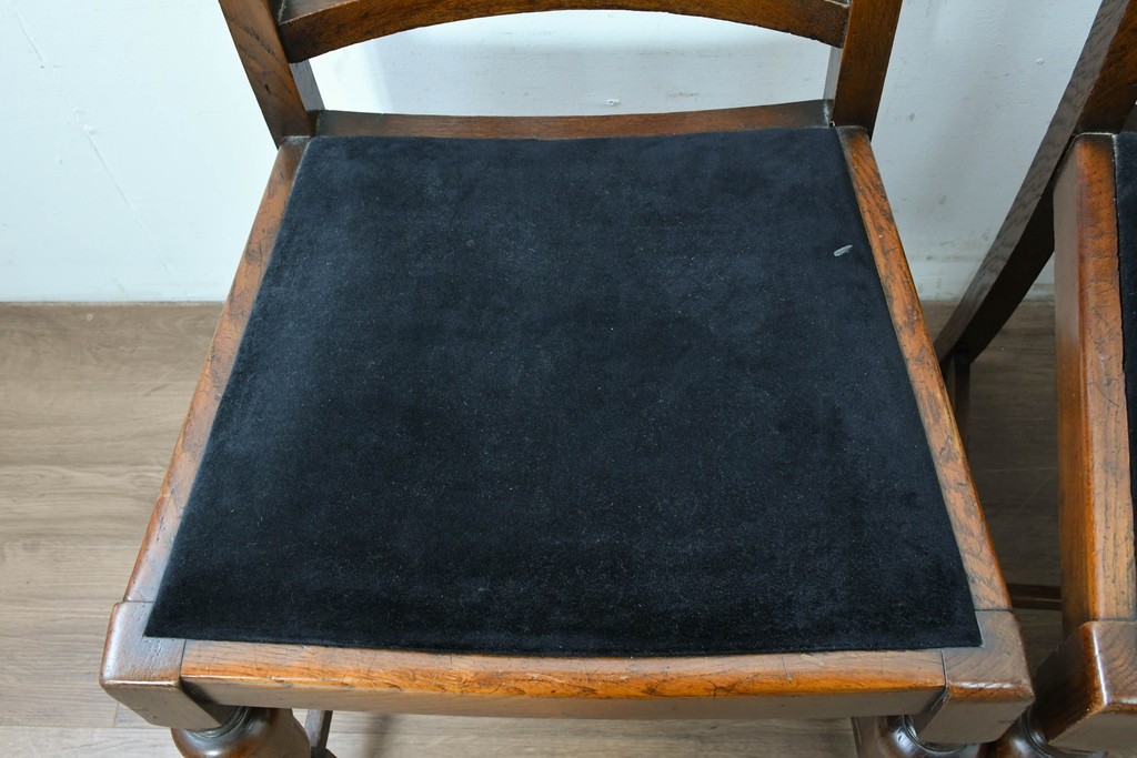 イギリスアンティーク　Lloyd’s Antiques(ロイズ・アンティークス)取り扱い　オーク材　花彫刻が引き立つダイニングチェア4脚セット　(R-087341)